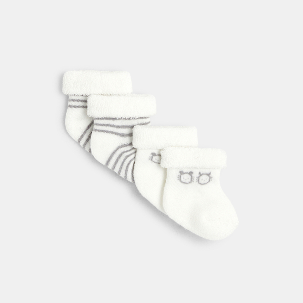 مجموعة من القبعات المبكرة والجوارب البيضاء للولادة